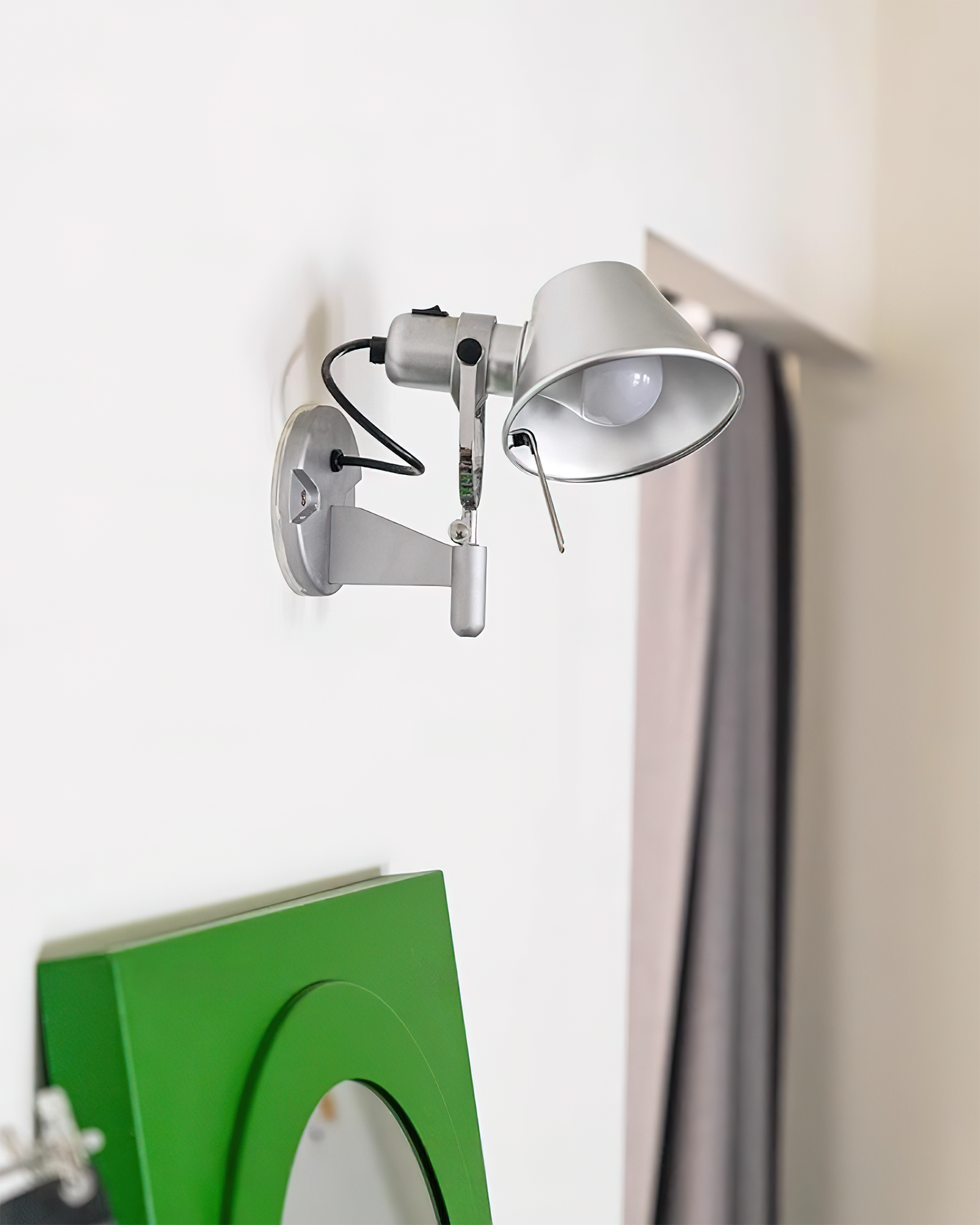 Lámpara de Pared Moderna con Brazo Ajustable y Acabado Metálico – Ideal para Iluminación de Lectura 5