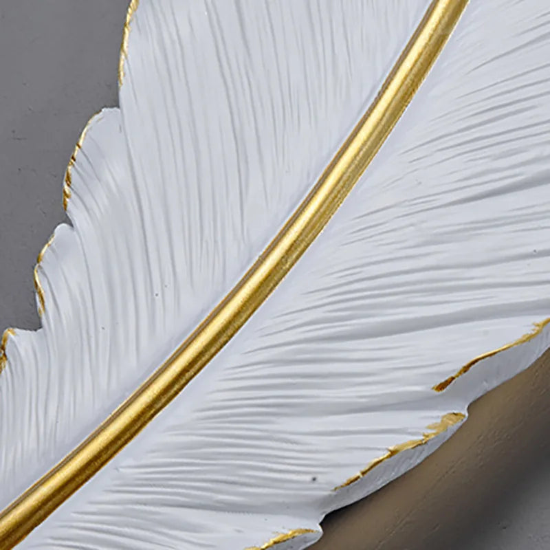 Lámpara de Pared Moderna con Detalles de Pluma en Color Blanco – Diseño Elegante y Atmosfera Acogedora 1