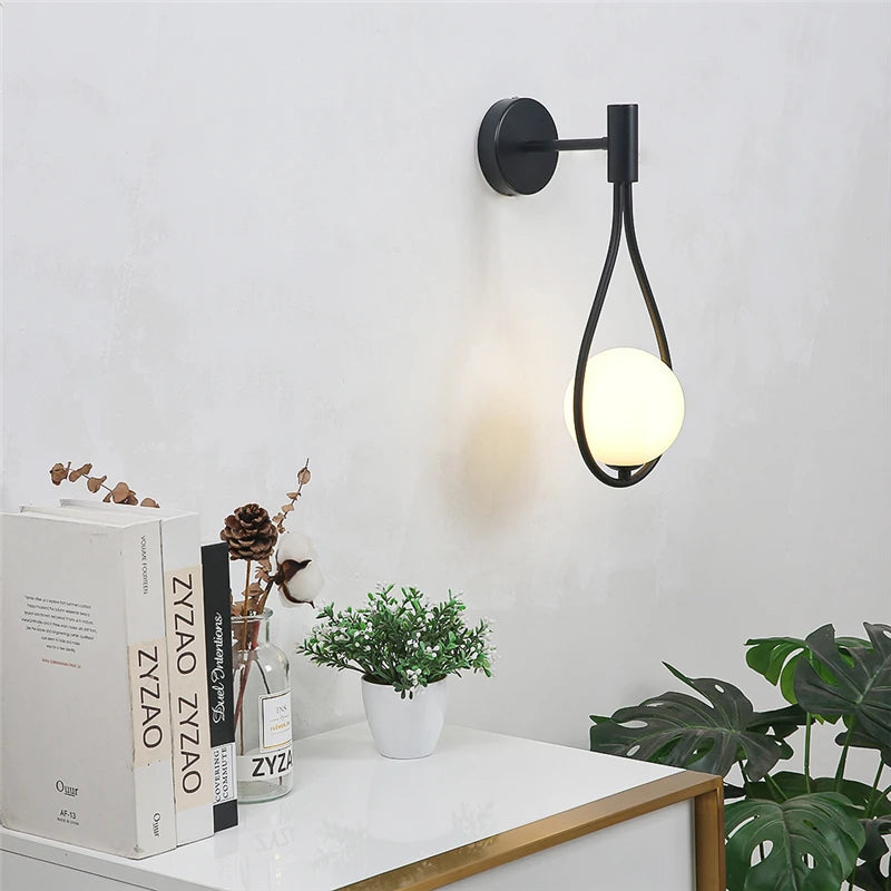 Lámpara de Pared Moderna de Esfera de Vidrio y Metal – Aplique Pared Elegante para Iluminación Suave y Acogedora 1