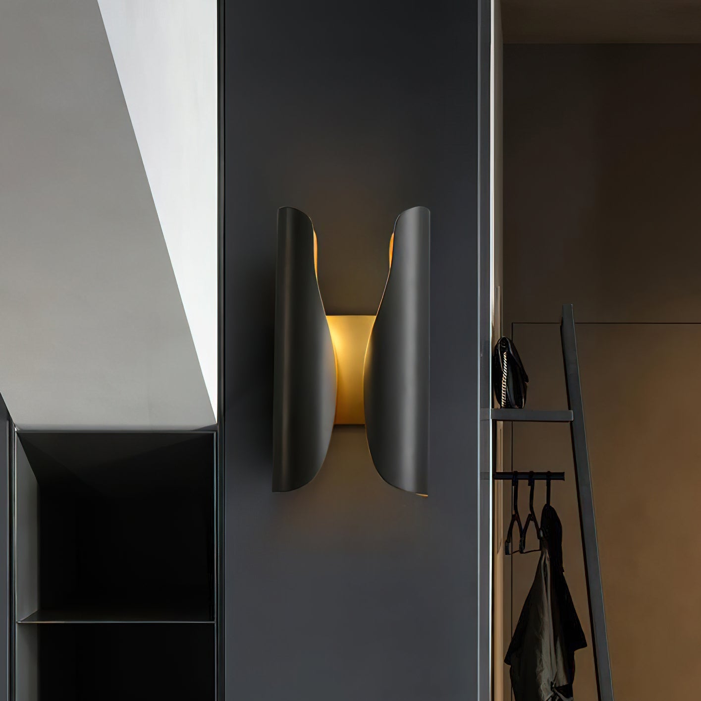 Lámpara de Pared Moderna de Latón Cepillado y Negro para Interiores – Guardian Wall Light 3