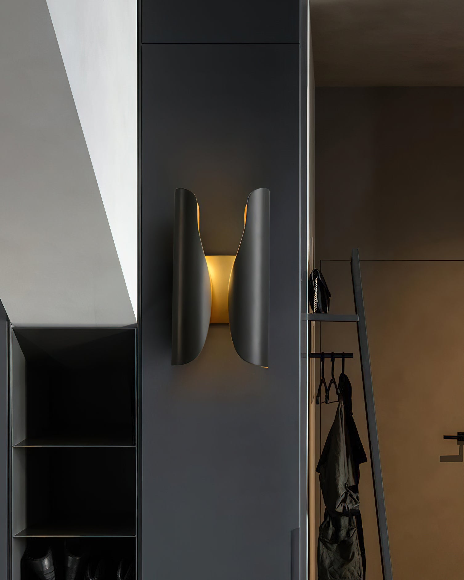 Lámpara de Pared Moderna de Latón Cepillado y Negro para Interiores – Guardian Wall Light 6