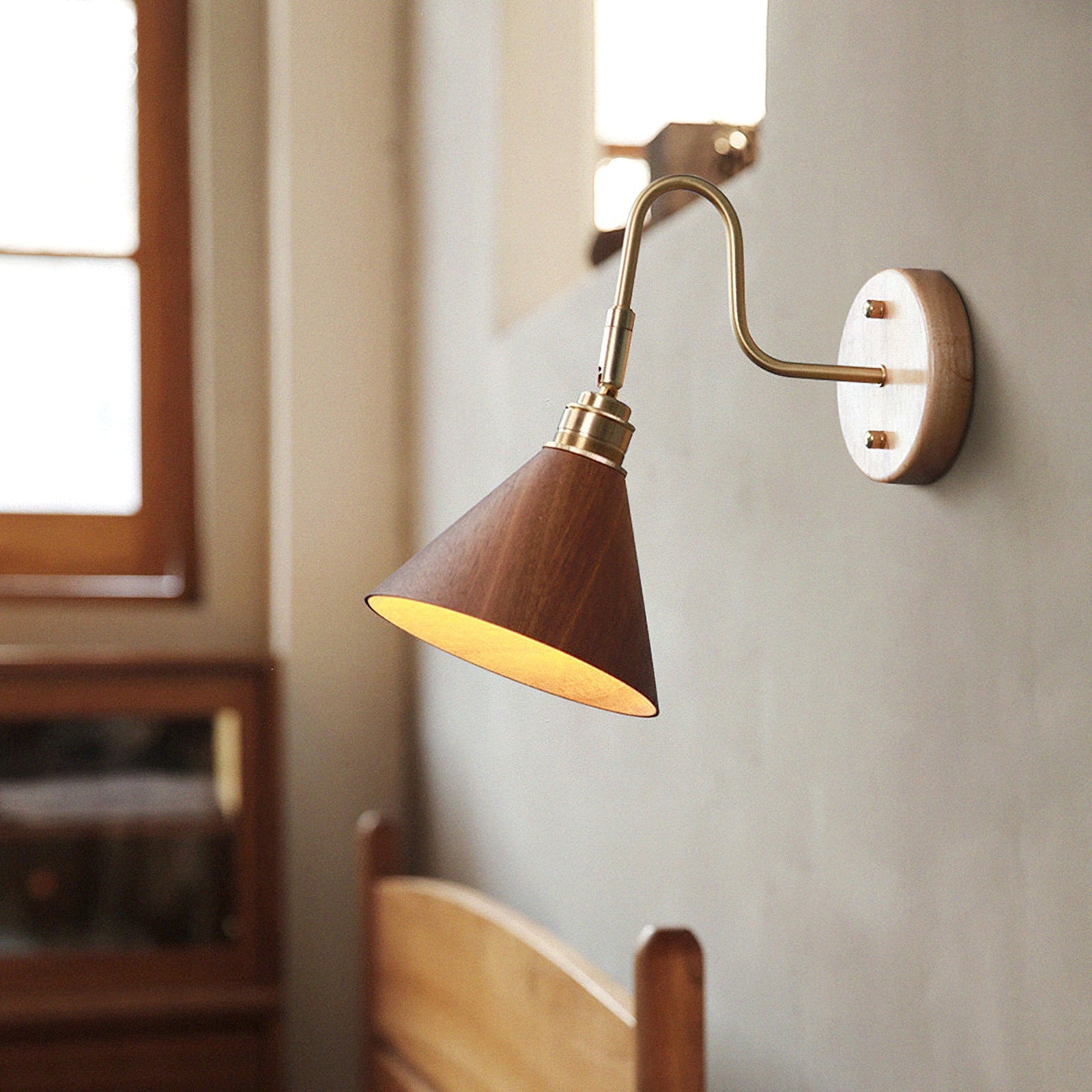 Lámpara de Pared Moderna de Metal y Madera - Estilo Retro, Base Dorada, Pantalla de Nogal 2