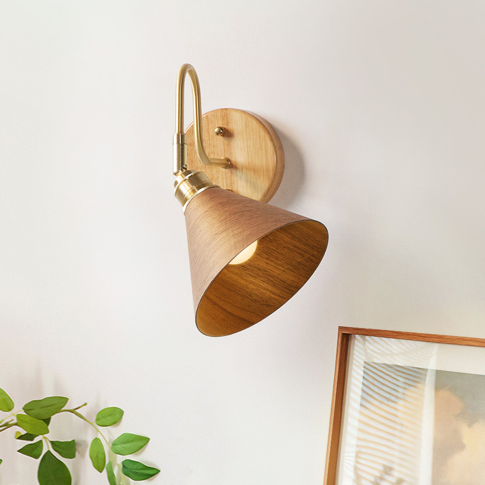 Lámpara de Pared Moderna de Metal y Madera - Estilo Retro, Base Dorada, Pantalla de Nogal 3