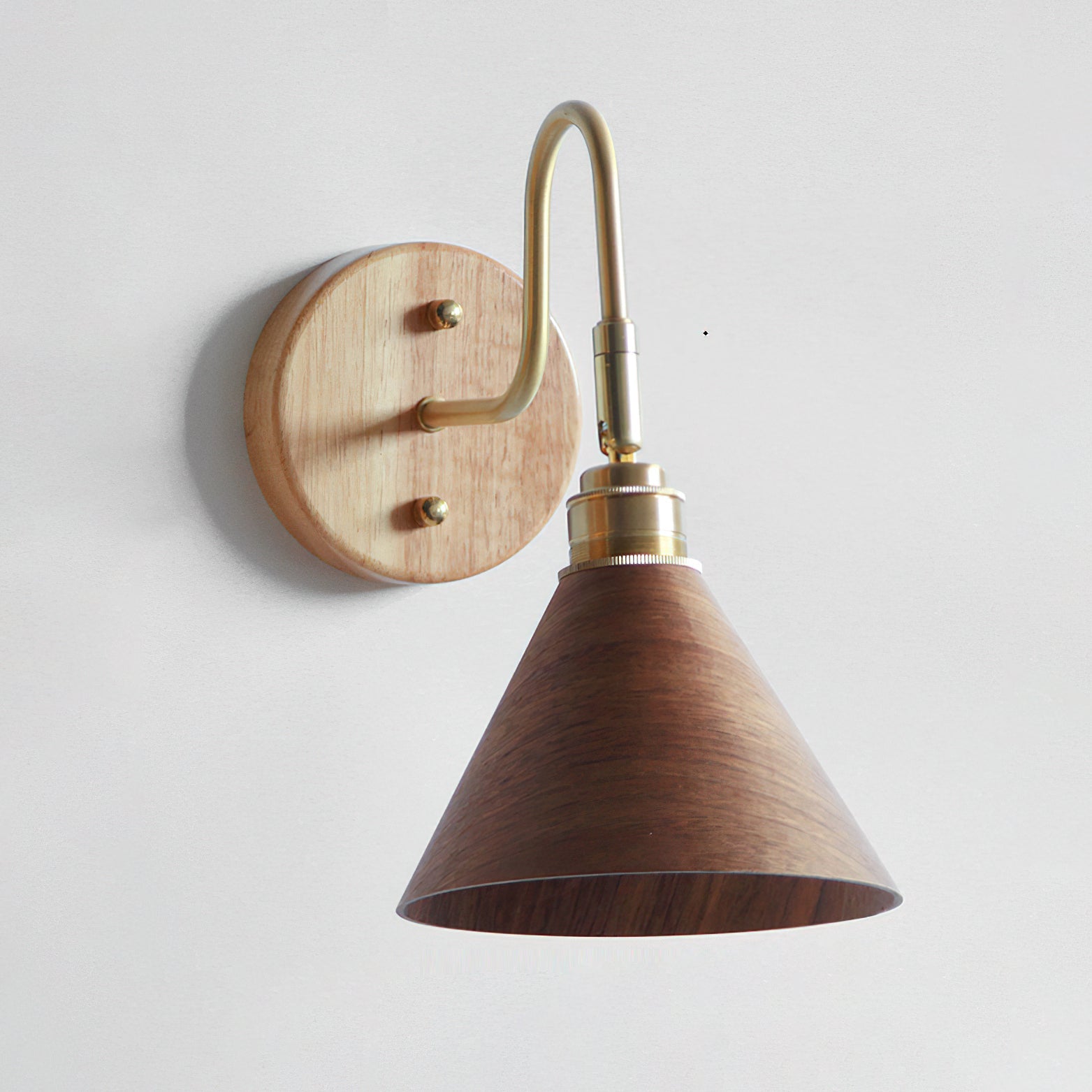Lámpara de Pared Moderna de Metal y Madera - Estilo Retro, Base Dorada, Pantalla de Nogal 6