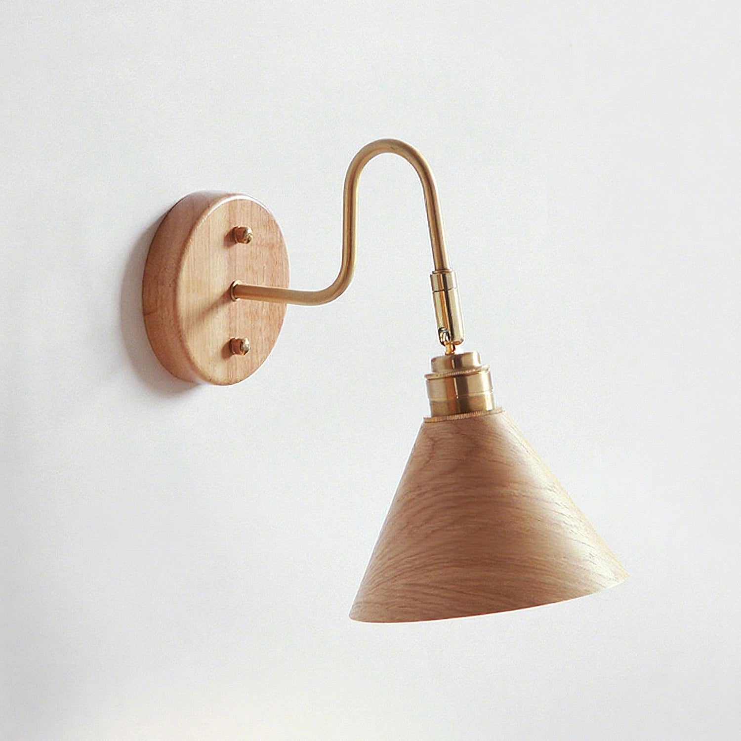 Lámpara de Pared Moderna de Metal y Madera - Estilo Retro, Base Dorada, Pantalla de Nogal 7