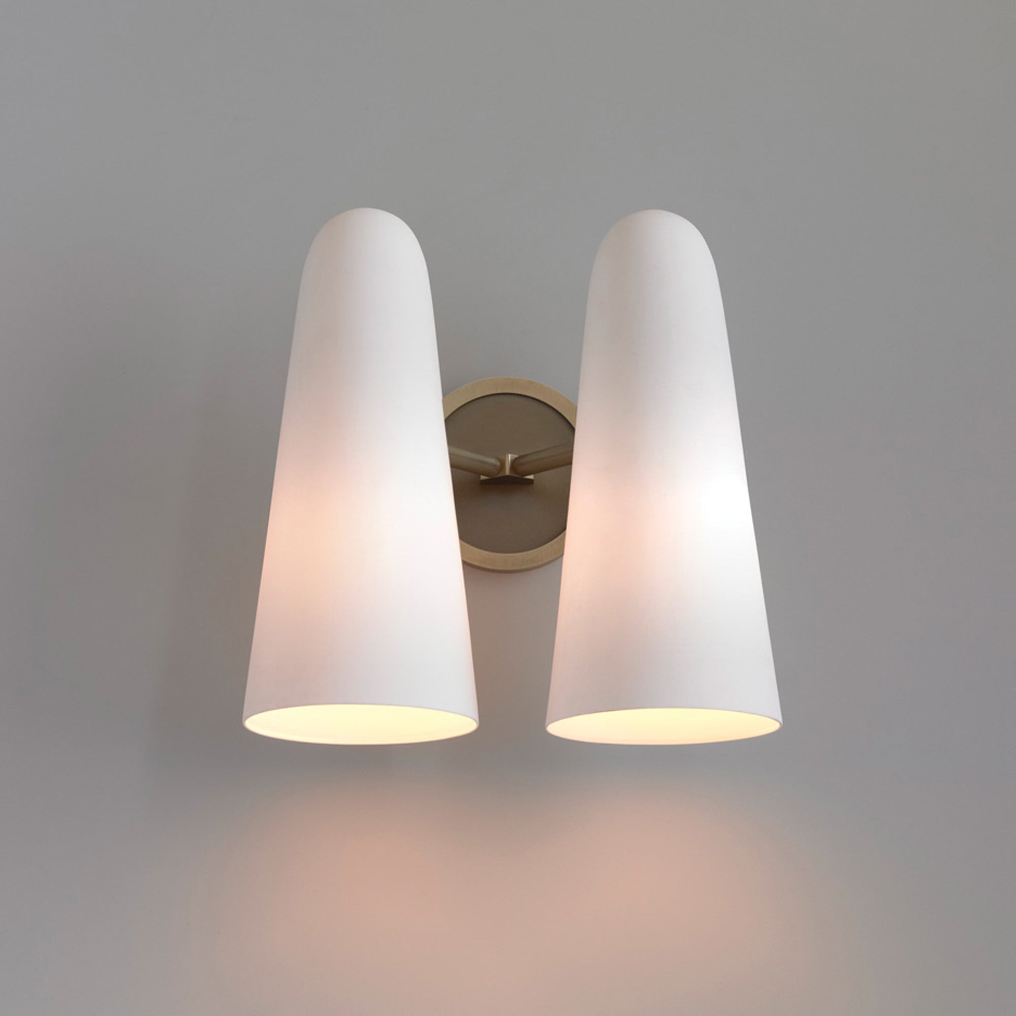 Lámpara de Pared Montfaucon de Bronce y Vidrio – Diseño Elegante para Iluminación Interior 2