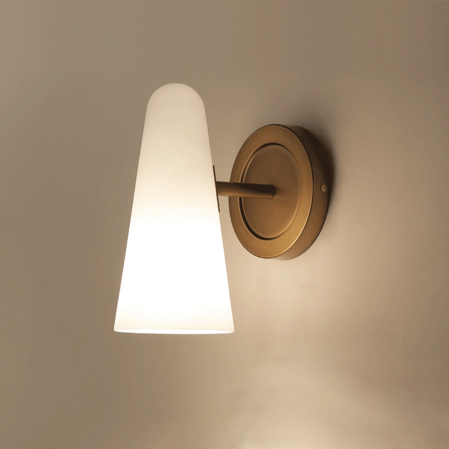 Lámpara de Pared Montfaucon de Bronce y Vidrio – Diseño Elegante para Iluminación Interior 8