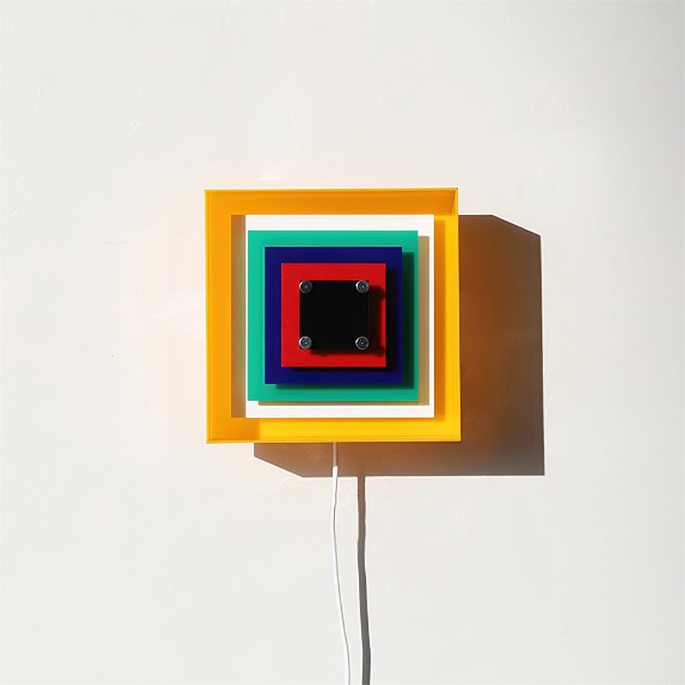 Lámpara de Pared Plug In con Diseño Geométrico en Acrílico – Varios Colores Disponibles 10