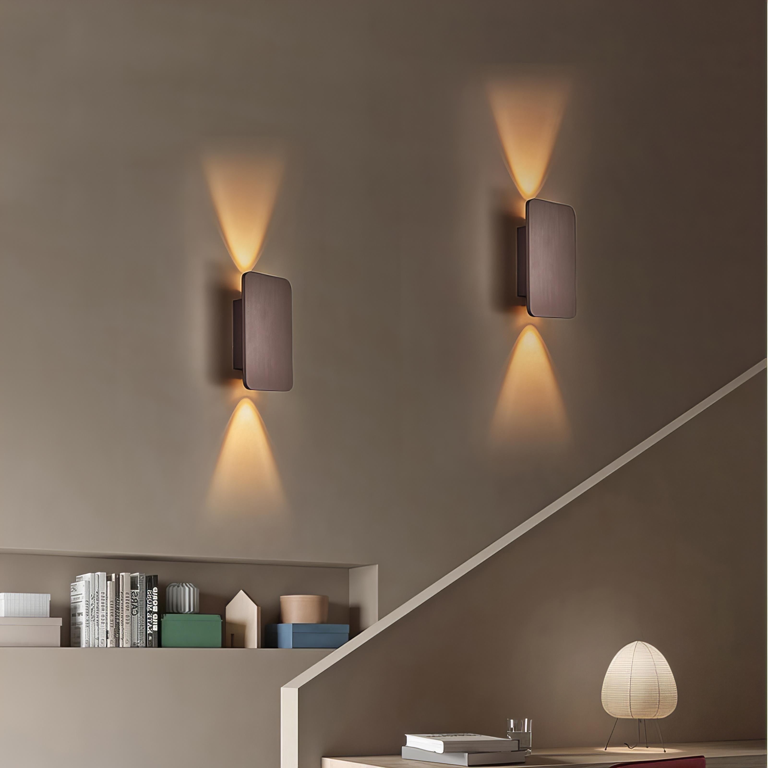 Lámpara de Pared Rectangular Moderna con Acabados Metálicos – Eficiente y Ajustable 2