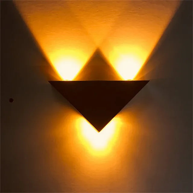 Lámpara de Pared Triangular Moderna con Luz LED - Aplique Pared Elegante de Aluminio y Vidrio para Ambientes Acogedores 1