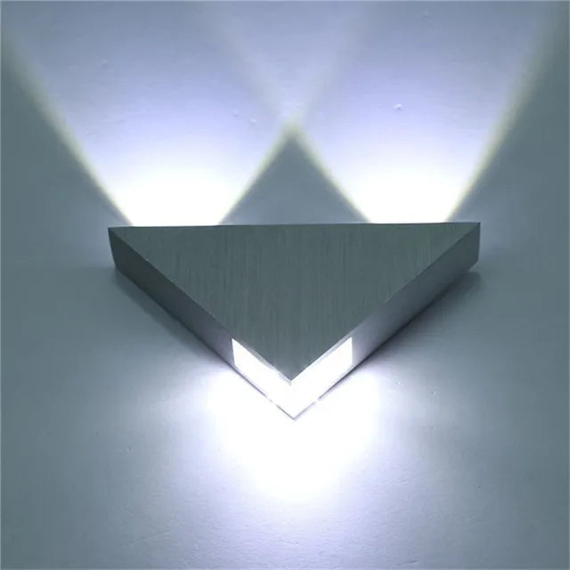 Lámpara de Pared Triangular Moderna con Luz LED - Aplique Pared Elegante de Aluminio y Vidrio para Ambientes Acogedores 2