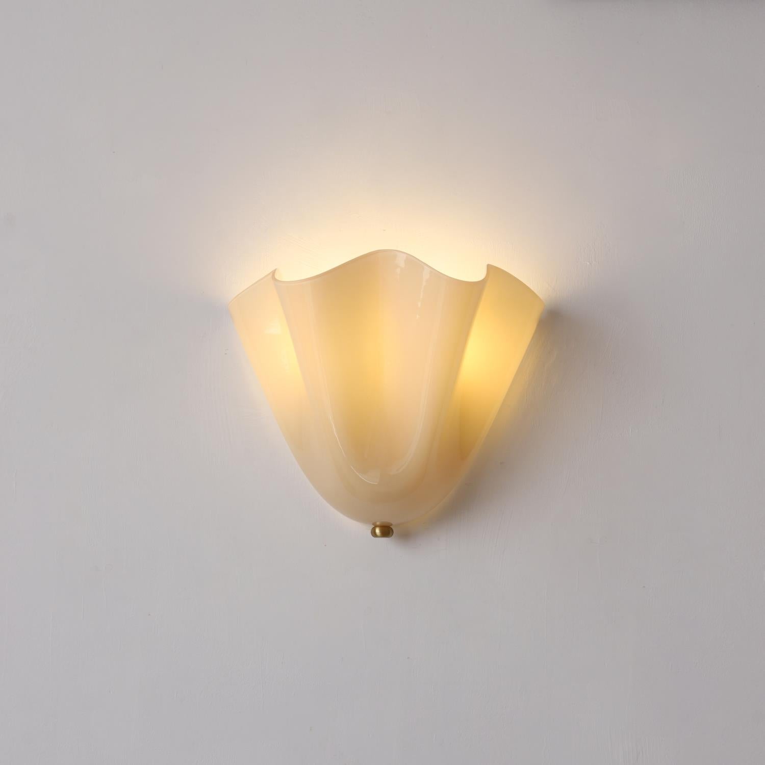 Lámpara de Pared Vera de Vidrio Soplado con Diseño Orgánico y Curvas Elegantes 0