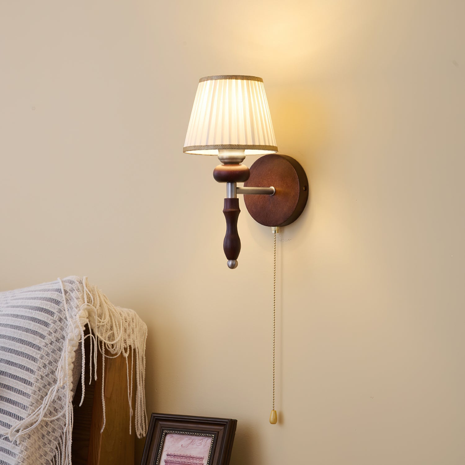 Lámpara de Pared Vintage Celine de Madera Natural con Pantalla de Tela 3