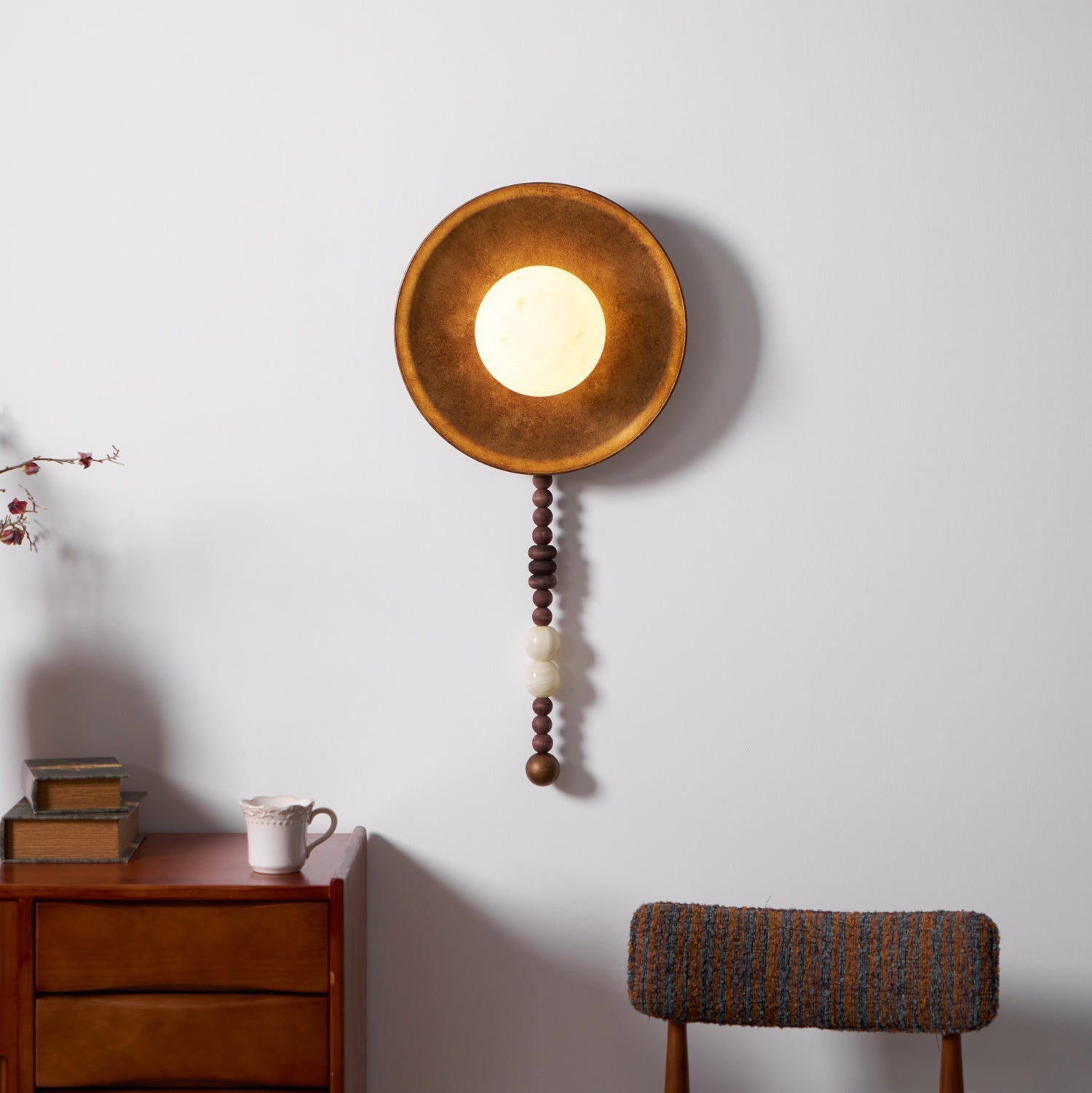Lámpara de Pared Vintage de Bronce con Pantalla de Alabastro y Cadena de Piedras Naturales 2