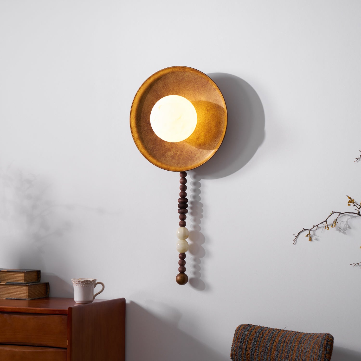 Lámpara de Pared Vintage de Bronce con Pantalla de Alabastro y Cadena de Piedras Naturales 3