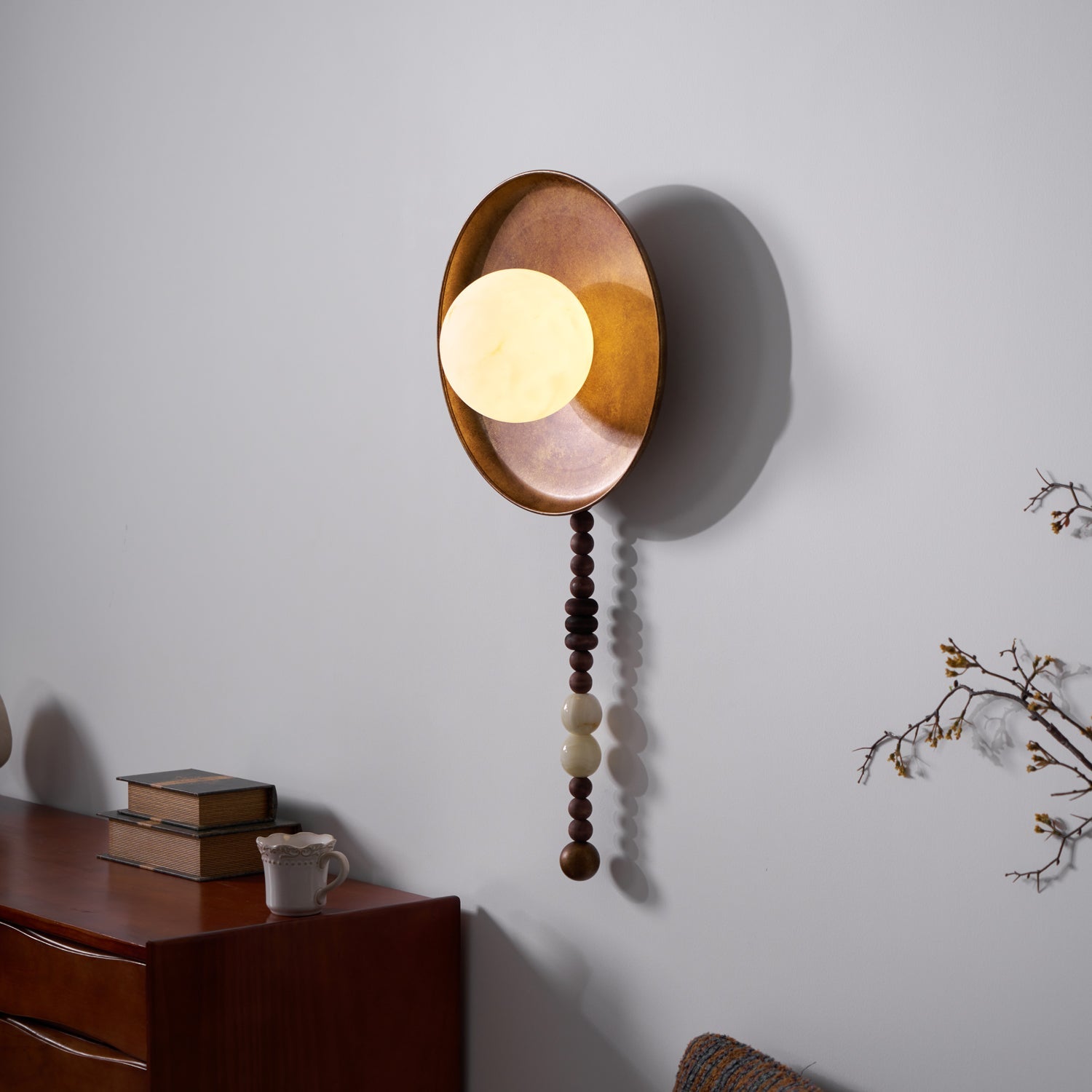 Lámpara de Pared Vintage de Bronce con Pantalla de Alabastro y Cadena de Piedras Naturales 4