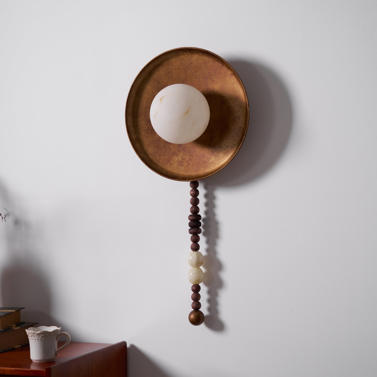 Lámpara de Pared Vintage de Bronce con Pantalla de Alabastro y Cadena de Piedras Naturales 5