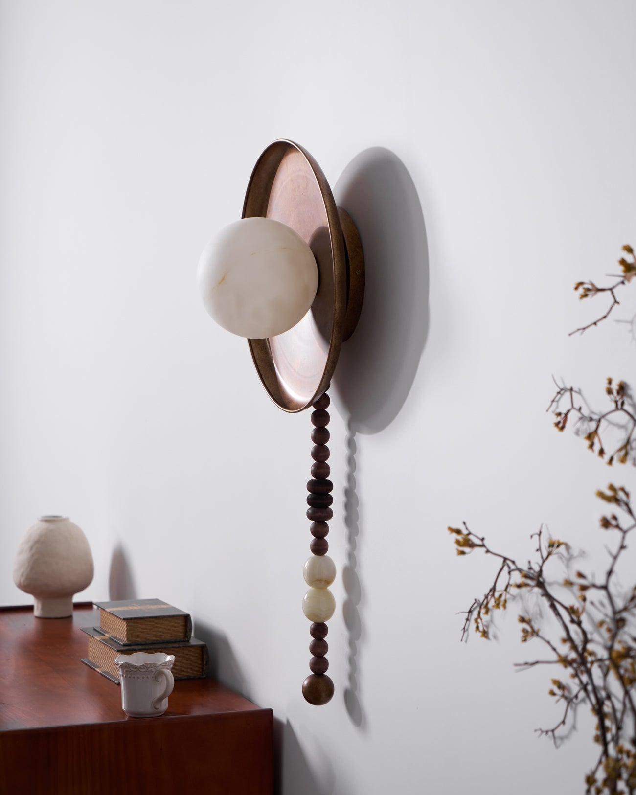 Lámpara de Pared Vintage de Bronce con Pantalla de Alabastro y Cadena de Piedras Naturales 6