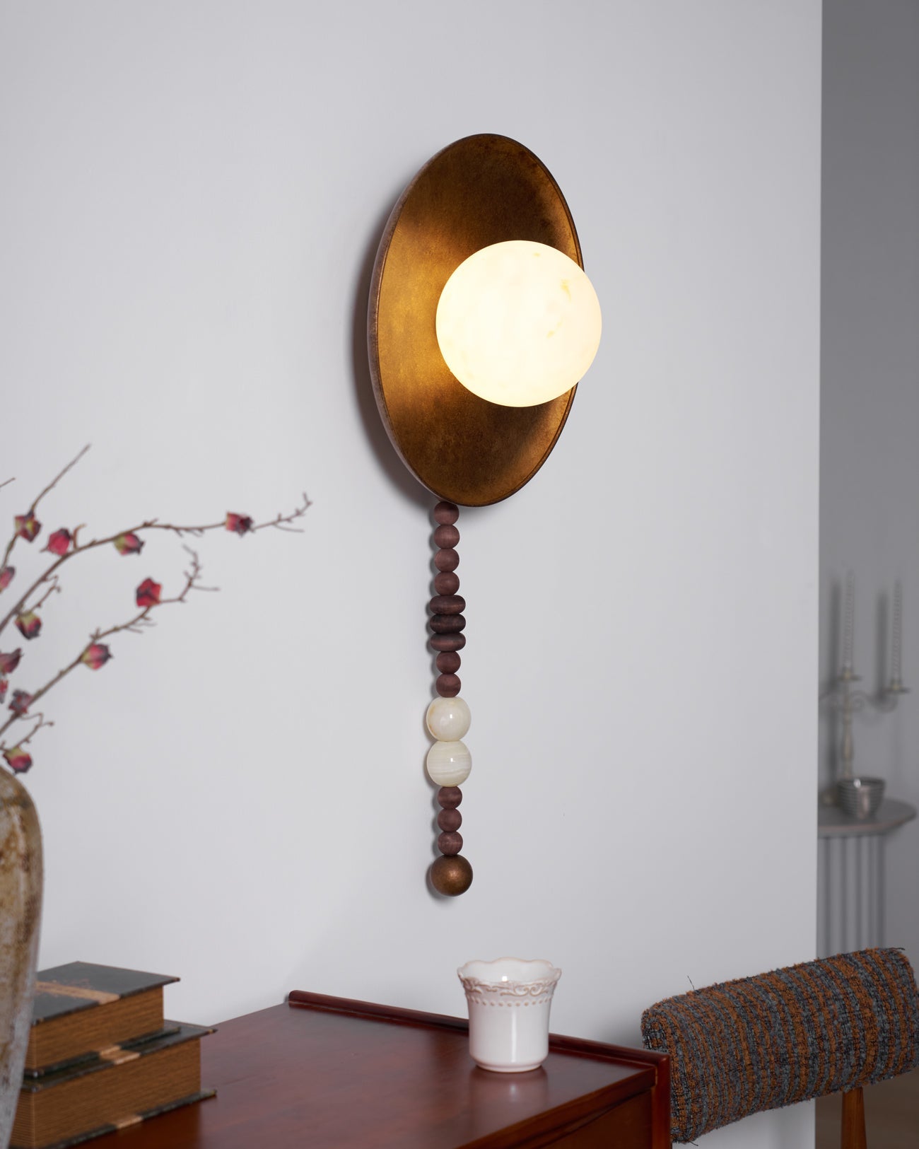 Lámpara de Pared Vintage de Bronce con Pantalla de Alabastro y Cadena de Piedras Naturales 7