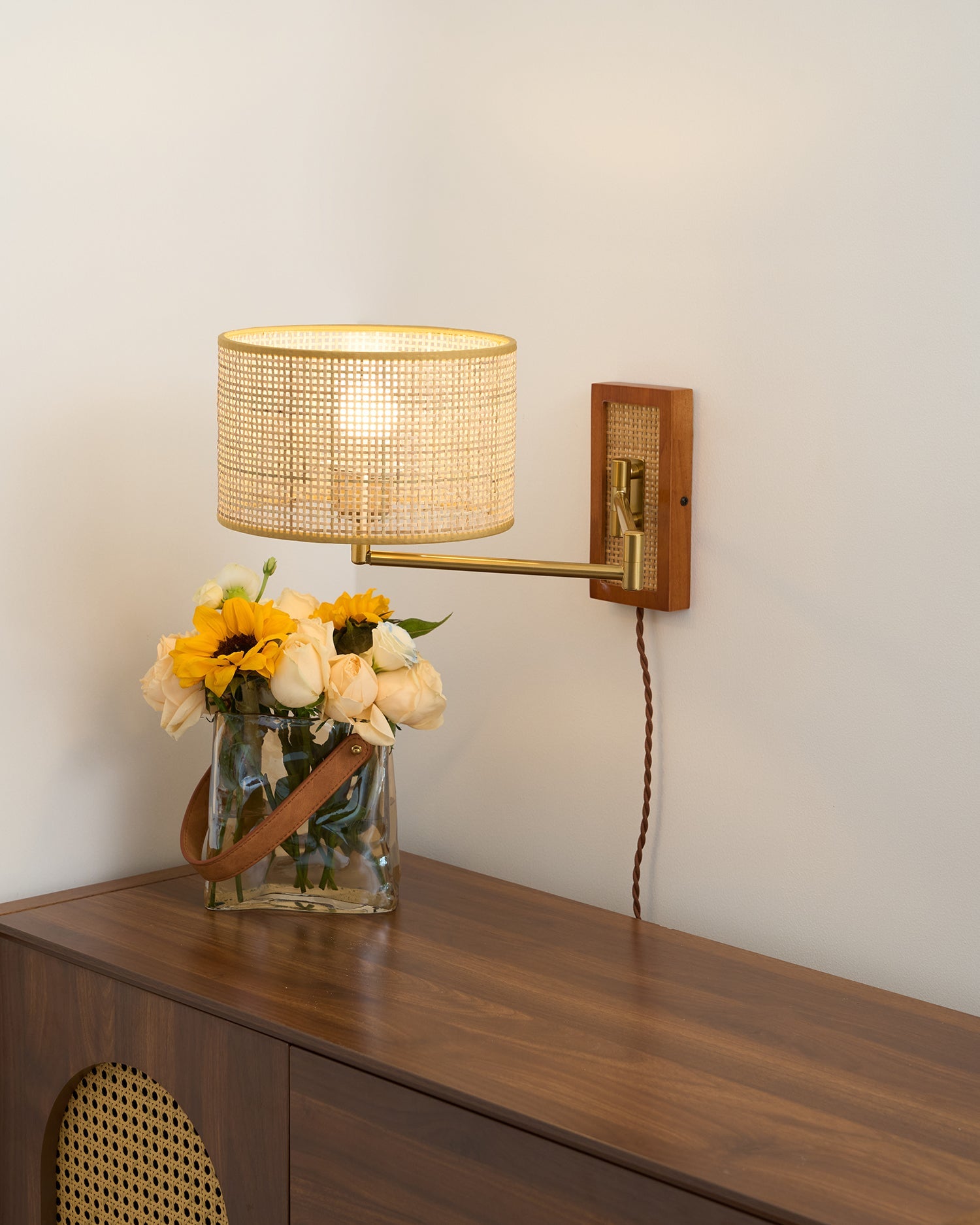 Lámpara de Pared con Brazo Móvil de Ratan y Metal – Diseño Moderno y Clásico 6