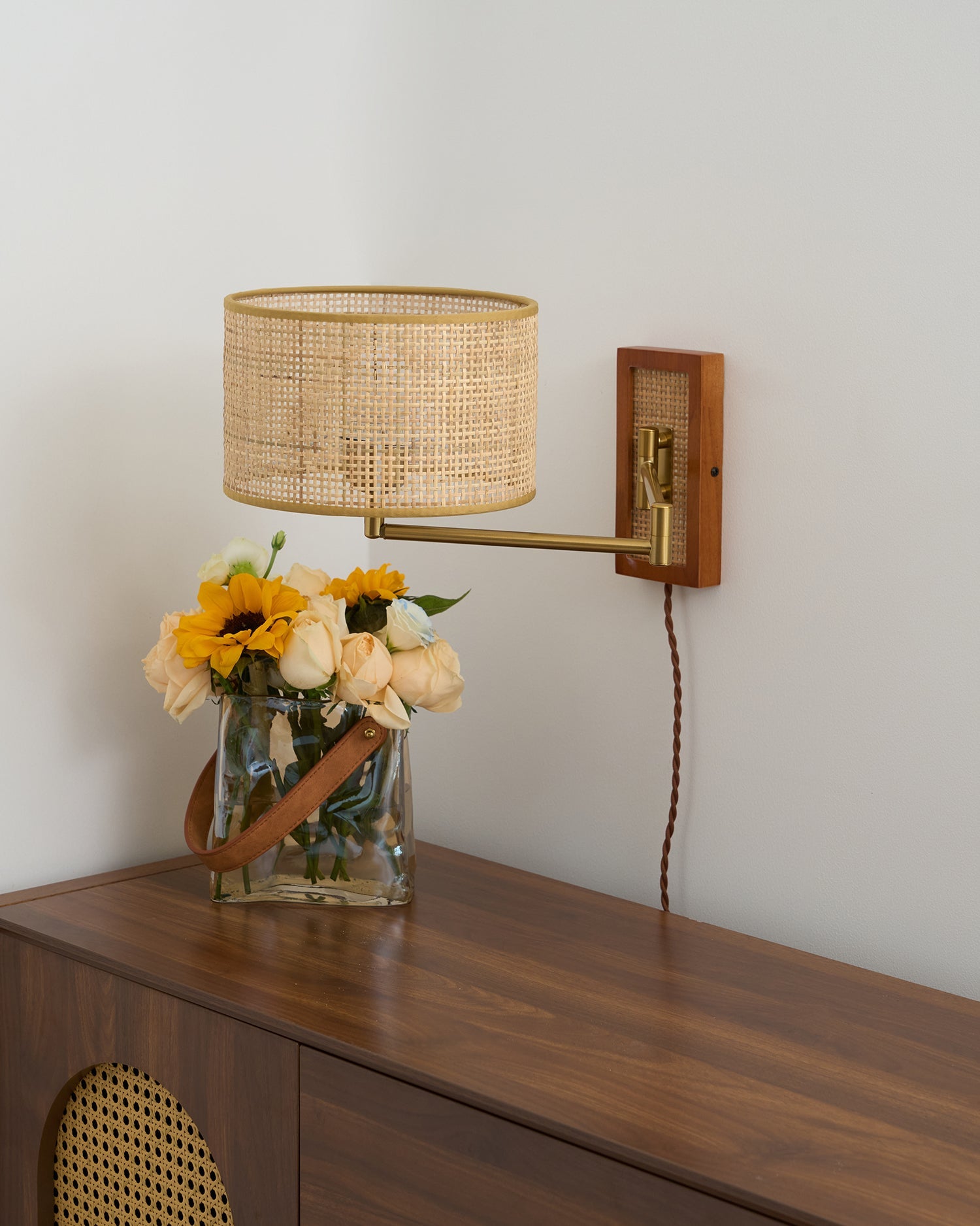 Lámpara de Pared con Brazo Móvil de Ratan y Metal – Diseño Moderno y Clásico 7