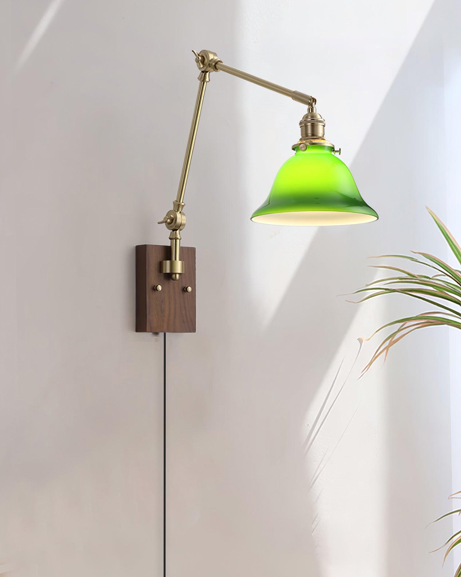 Lámpara de Pared con Brazo Oscilante de Estilo Clásico en Latón y Vidrio Verde o Blanco 3