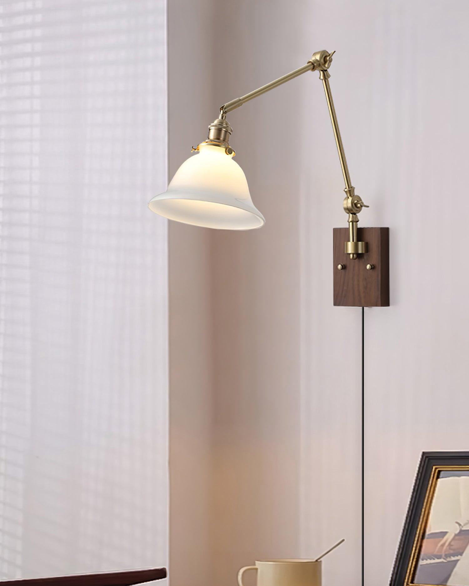 Lámpara de Pared con Brazo Oscilante de Estilo Clásico en Latón y Vidrio Verde o Blanco 6
