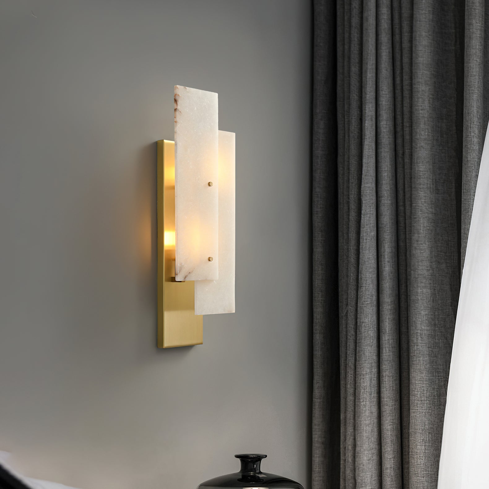 Lámpara de Pared de Alabastro Natural con Diseño Minimalista y Acabado en Oro y Negro 6