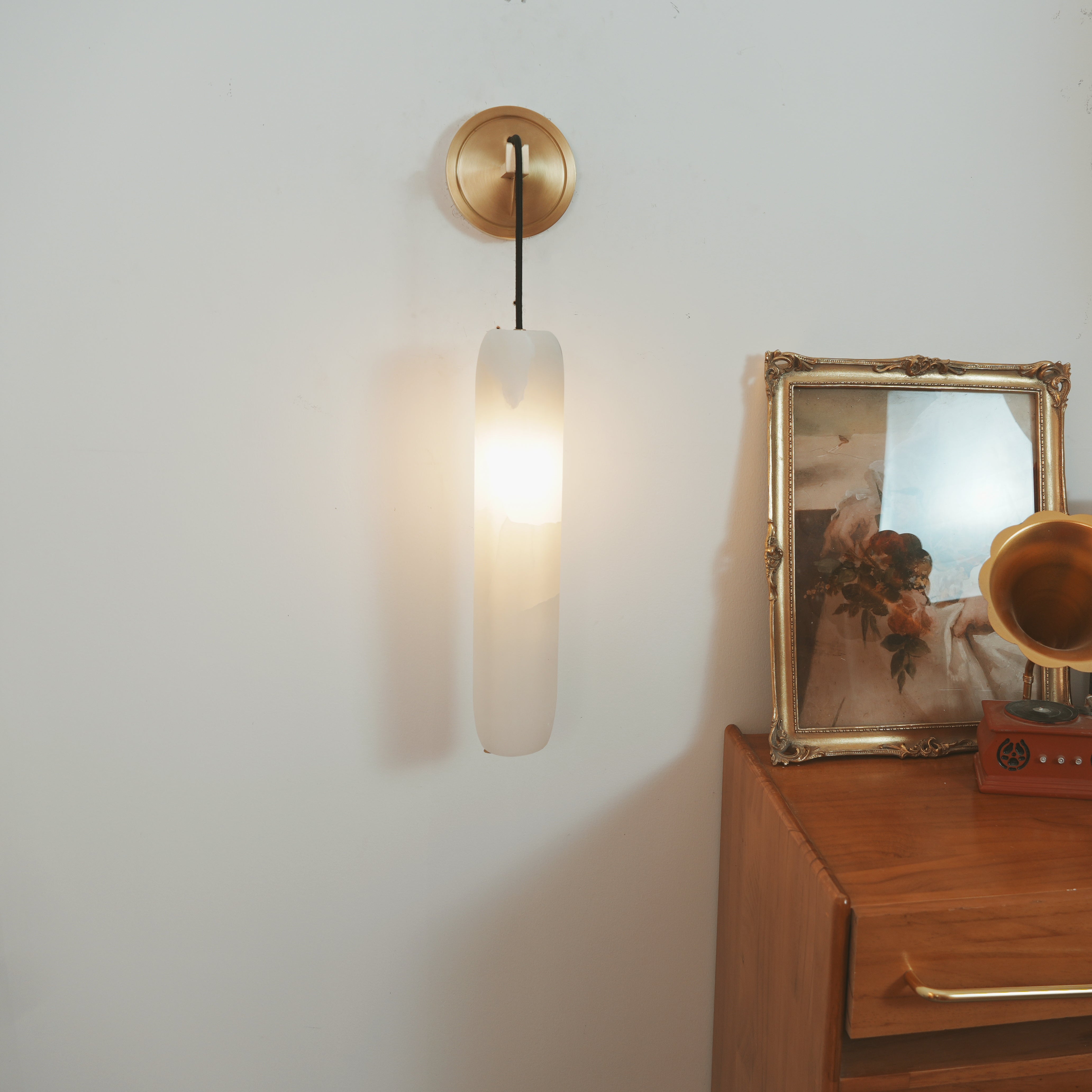 Lámpara de Pared de Alabastro en Forma de Fluta – Elegante Iluminación Interior 3