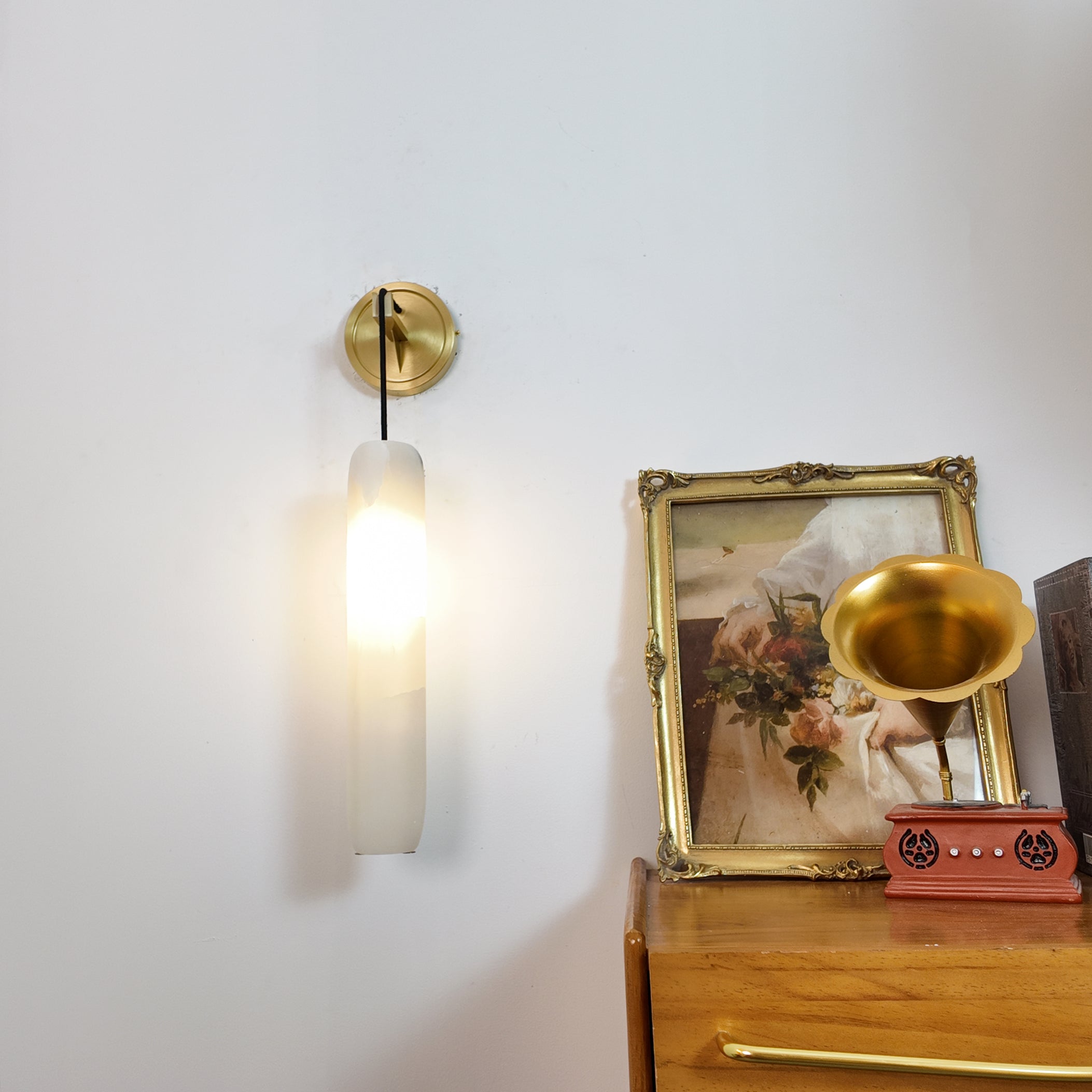 Lámpara de Pared de Alabastro en Forma de Fluta – Elegante Iluminación Interior 4