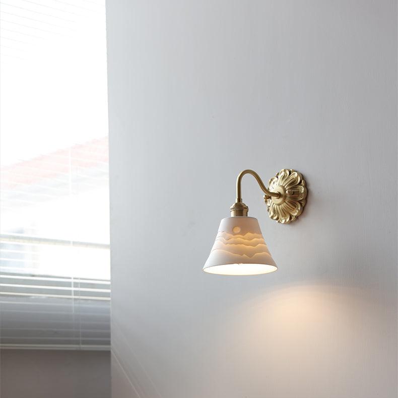 Lámpara de Pared de Cerámica Blanca y Latón con Pantalla Elegante 2