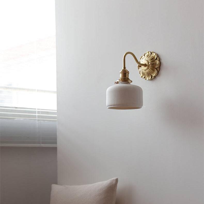 Lámpara de Pared de Cerámica Blanca y Latón con Pantalla Elegante 3