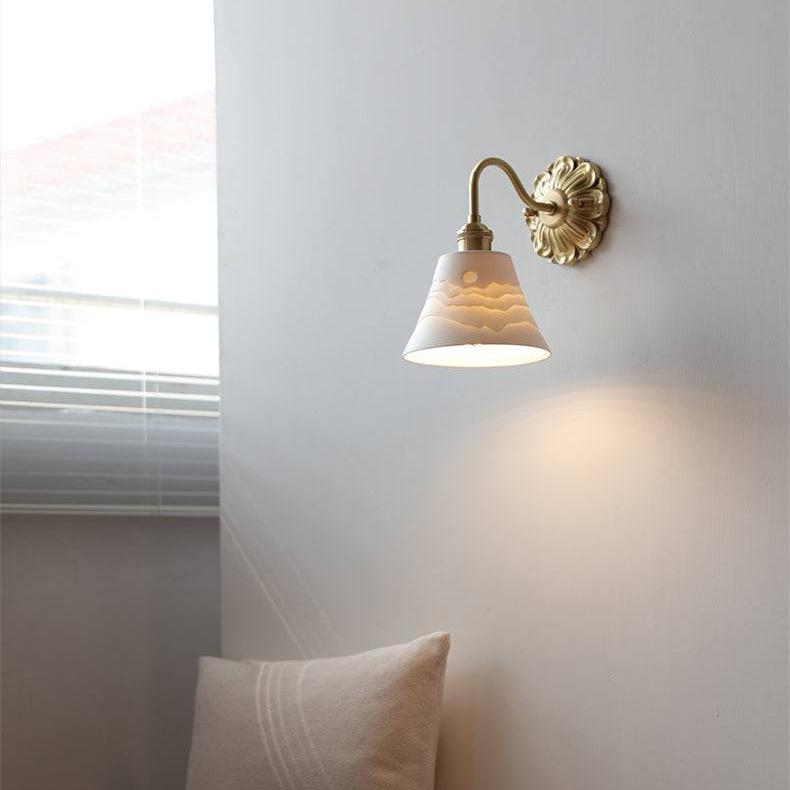 Lámpara de Pared de Cerámica Blanca y Latón con Pantalla Elegante 4