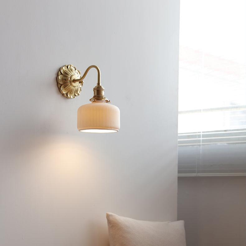 Lámpara de Pared de Cerámica Blanca y Latón con Pantalla Elegante 5