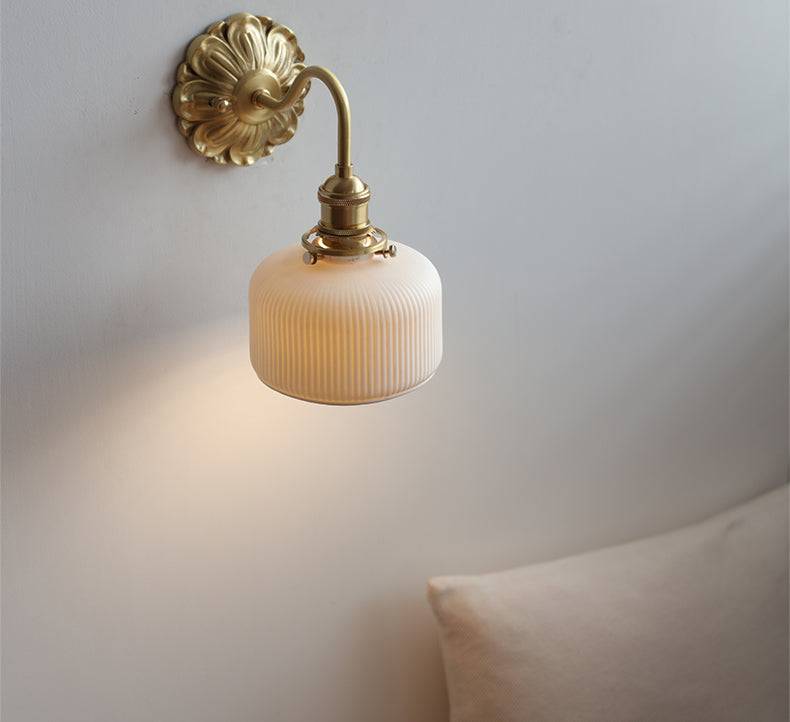 Lámpara de Pared de Cerámica Blanca y Latón con Pantalla Elegante 6