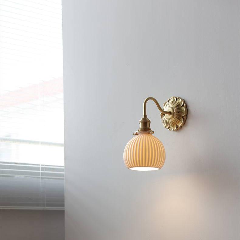 Lámpara de Pared de Cerámica Blanca y Latón con Pantalla Elegante 7