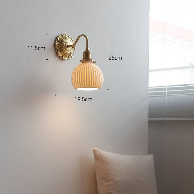 Lámpara de Pared de Cerámica Blanca y Latón con Pantalla Elegante 8