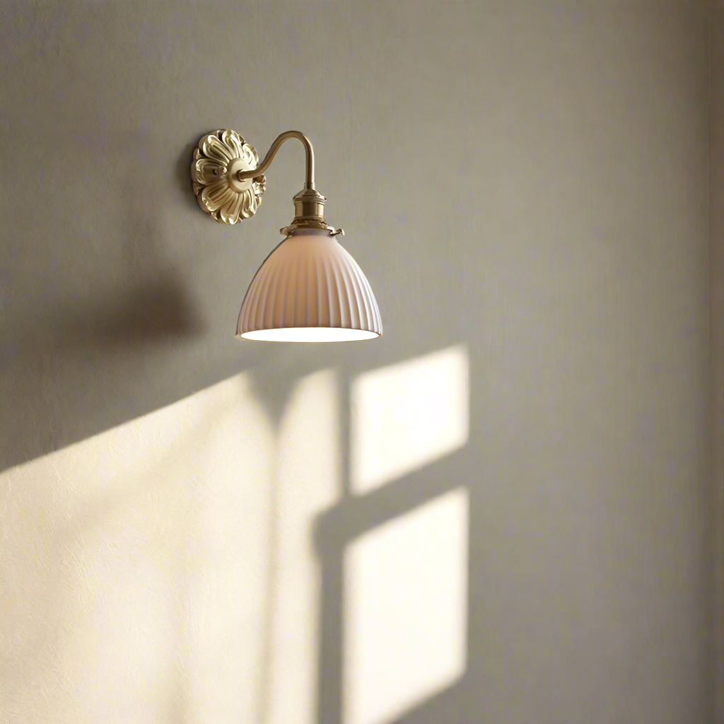 Lámpara de Pared de Cerámica Blanca y Latón con Pantalla Elegante 9