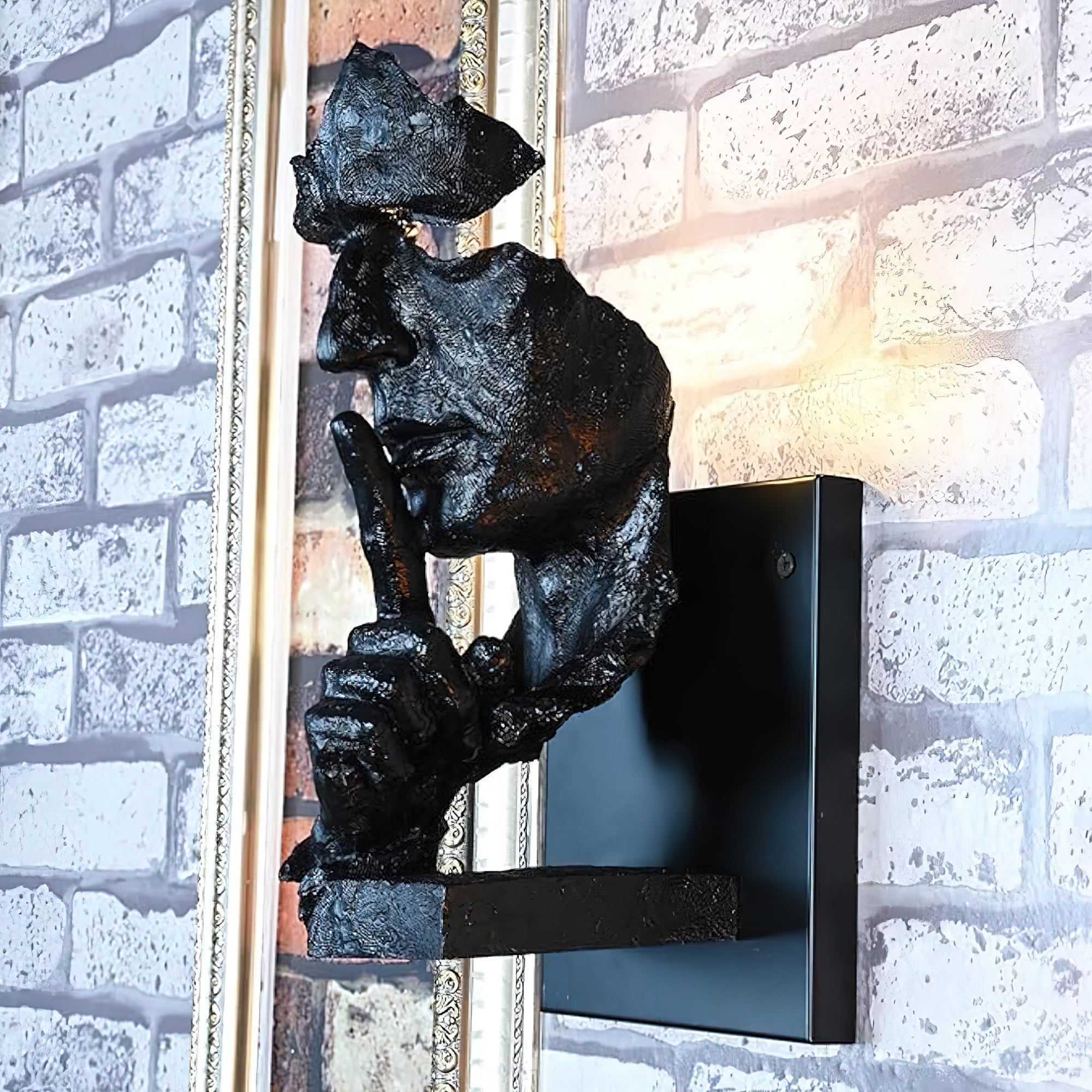 Lámpara de Pared de Hierro con Diseño de Rostro Humano – Estilo Industrial, Color Negro, Blanco y Bronce 4