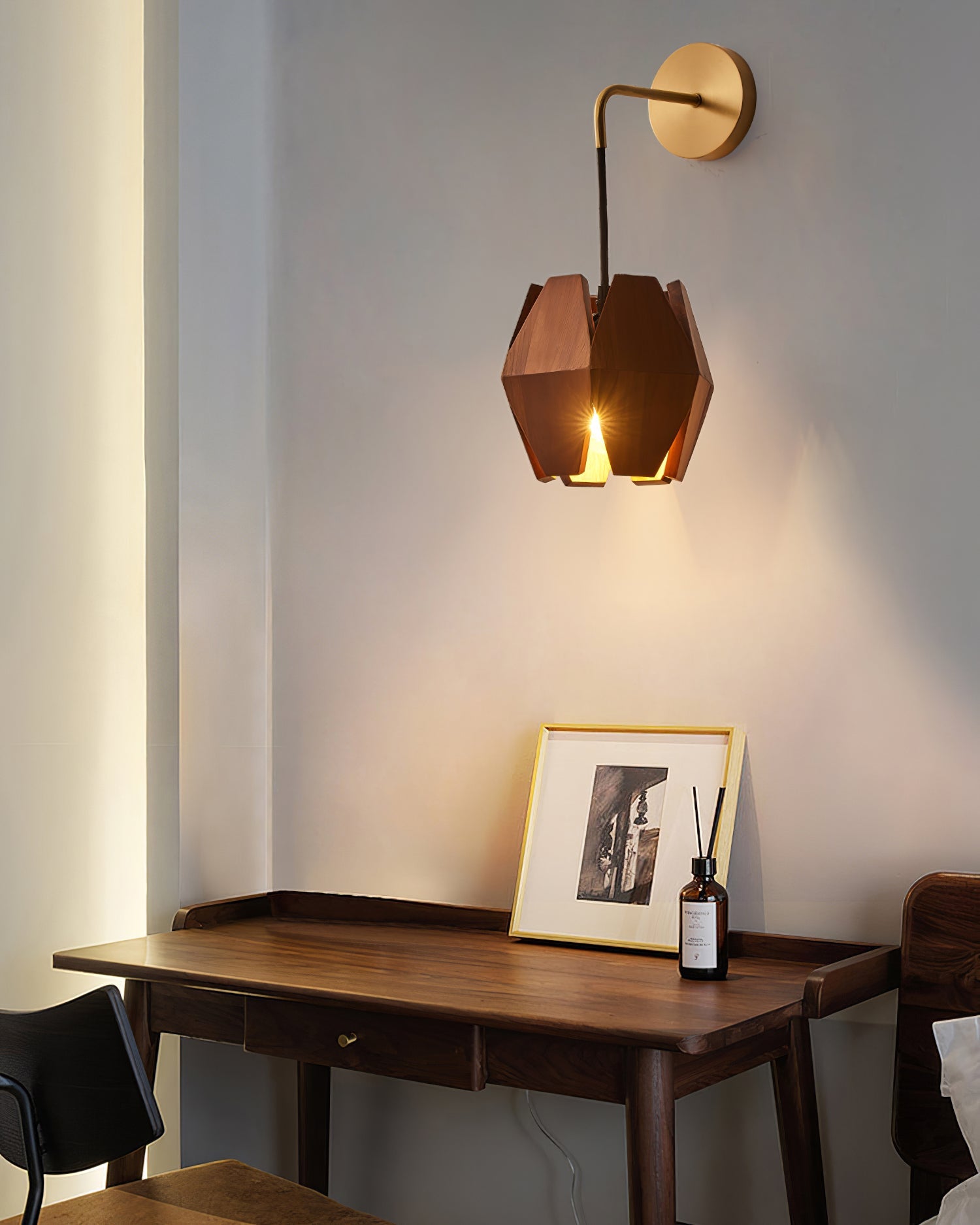 Lámpara de Pared de Madera Astris con Detalles Metálicos – Diseño Minimalista y Funcional 3