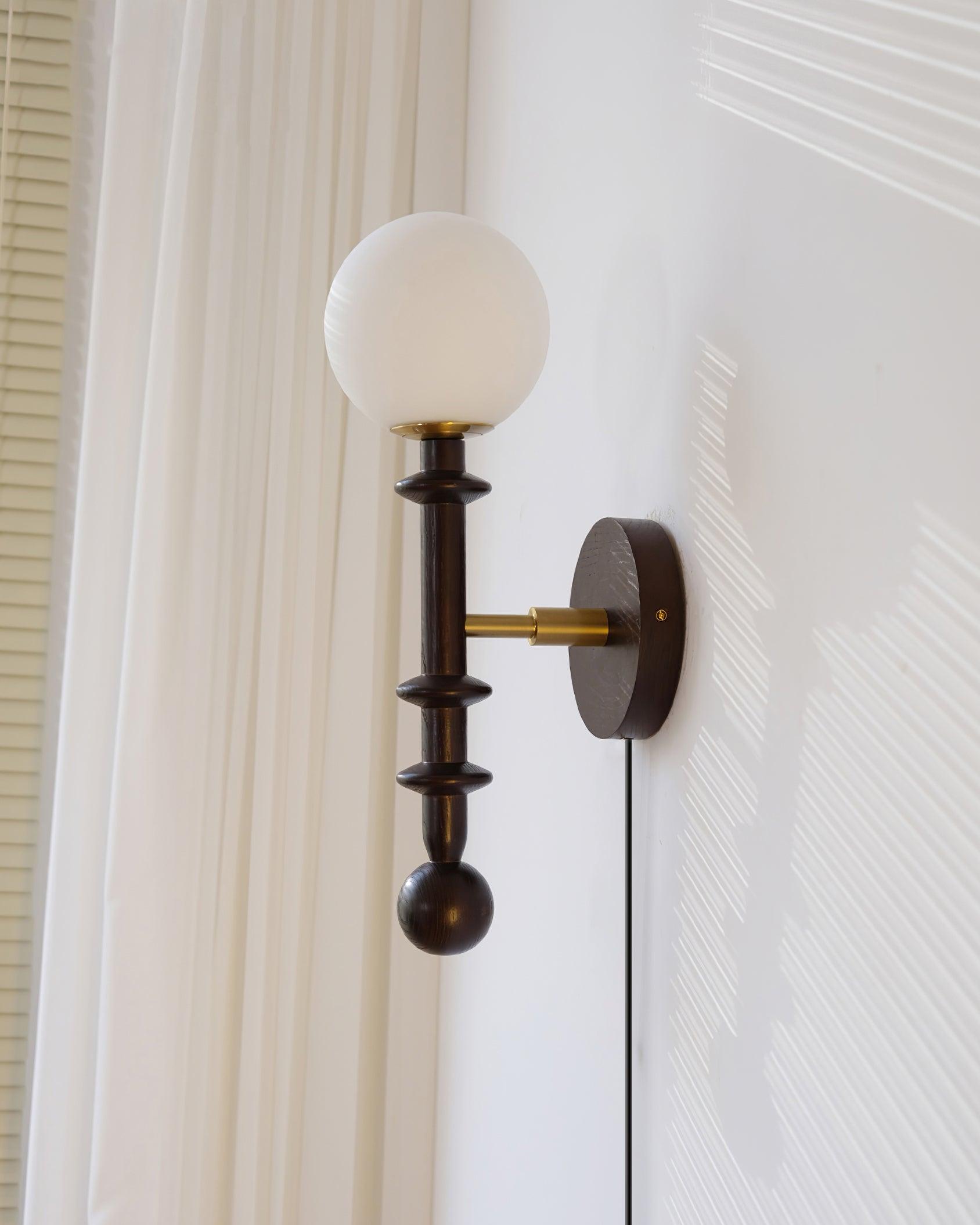 Lámpara de Pared de Madera Coslett con Diseño Moderno y Acabados en Latón 3