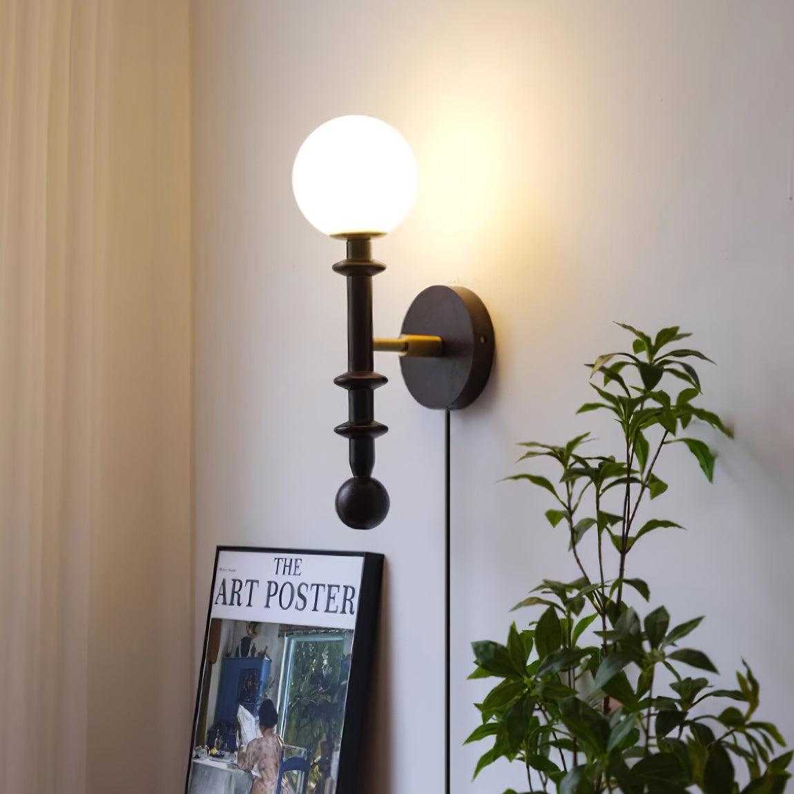 Lámpara de Pared de Madera Coslett con Diseño Moderno y Acabados en Latón 4