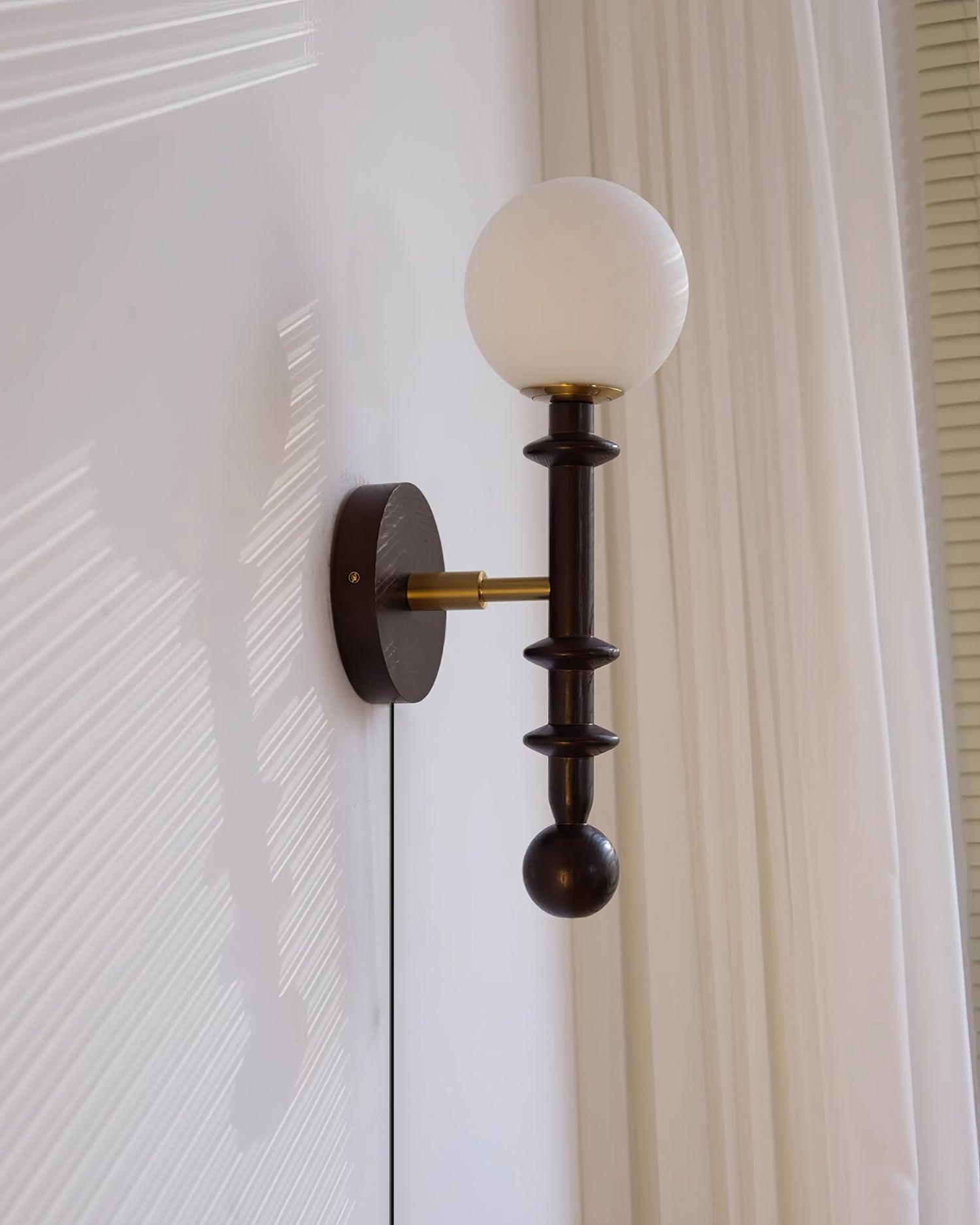 Lámpara de Pared de Madera Coslett con Diseño Moderno y Acabados en Latón 8