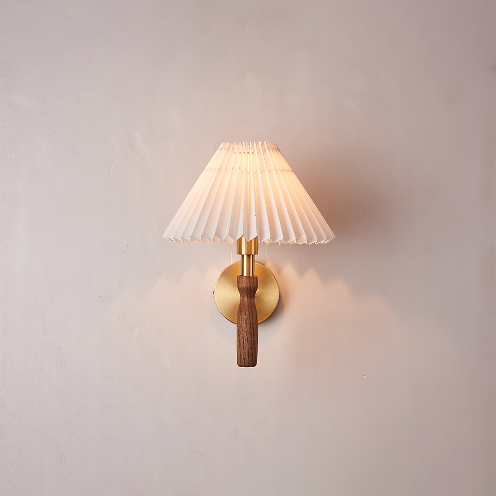 Lámpara de Pared de Madera Maison con Brazo de Latón y Pantalla Blanca – Aplique Pared Moderno para Interiores Elegantes 5