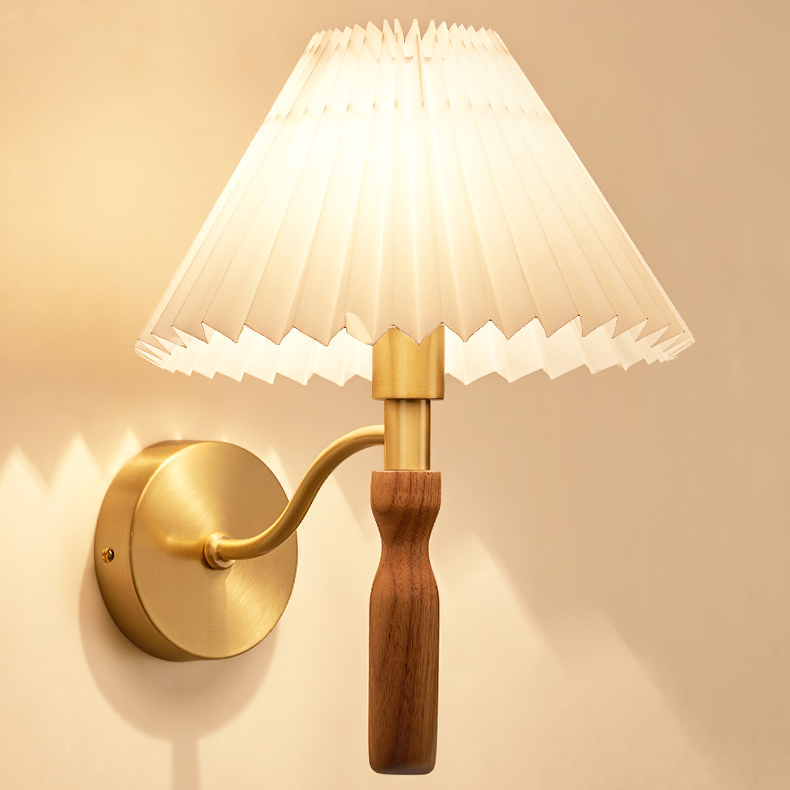 Lámpara de Pared de Madera Maison con Brazo de Latón y Pantalla Blanca – Aplique Pared Moderno para Interiores Elegantes 6