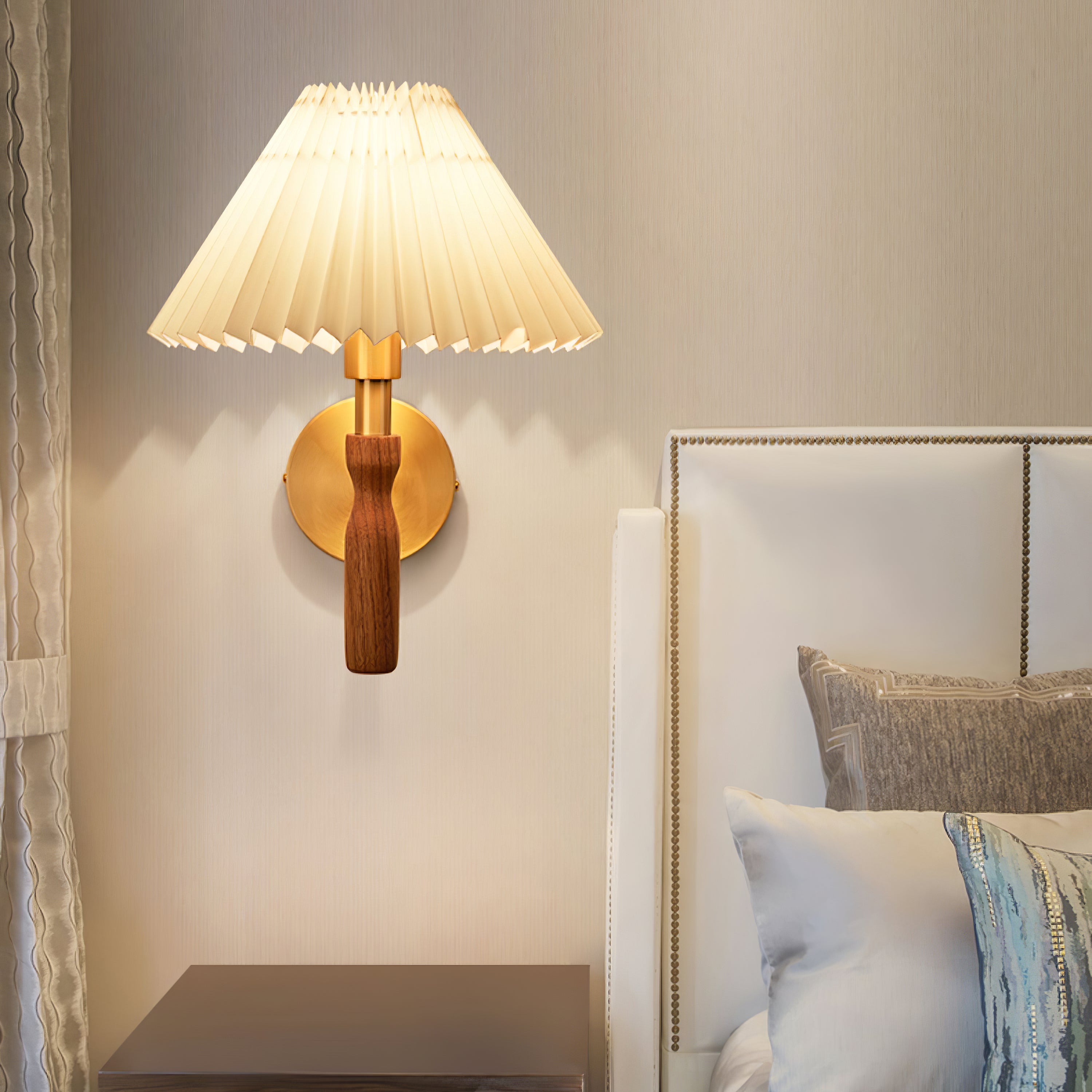 Lámpara de Pared de Madera Maison con Brazo de Latón y Pantalla Blanca – Aplique Pared Moderno para Interiores Elegantes 7