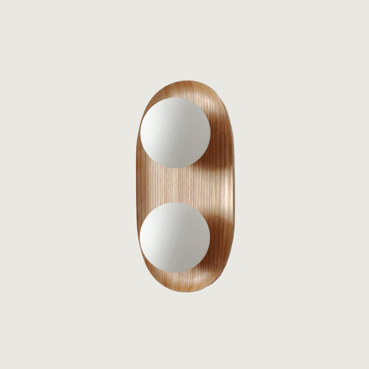 Lámpara de Pared de Madera Ovalada con Esferas de Vidrio Esmerilado – Estilo Retro 1