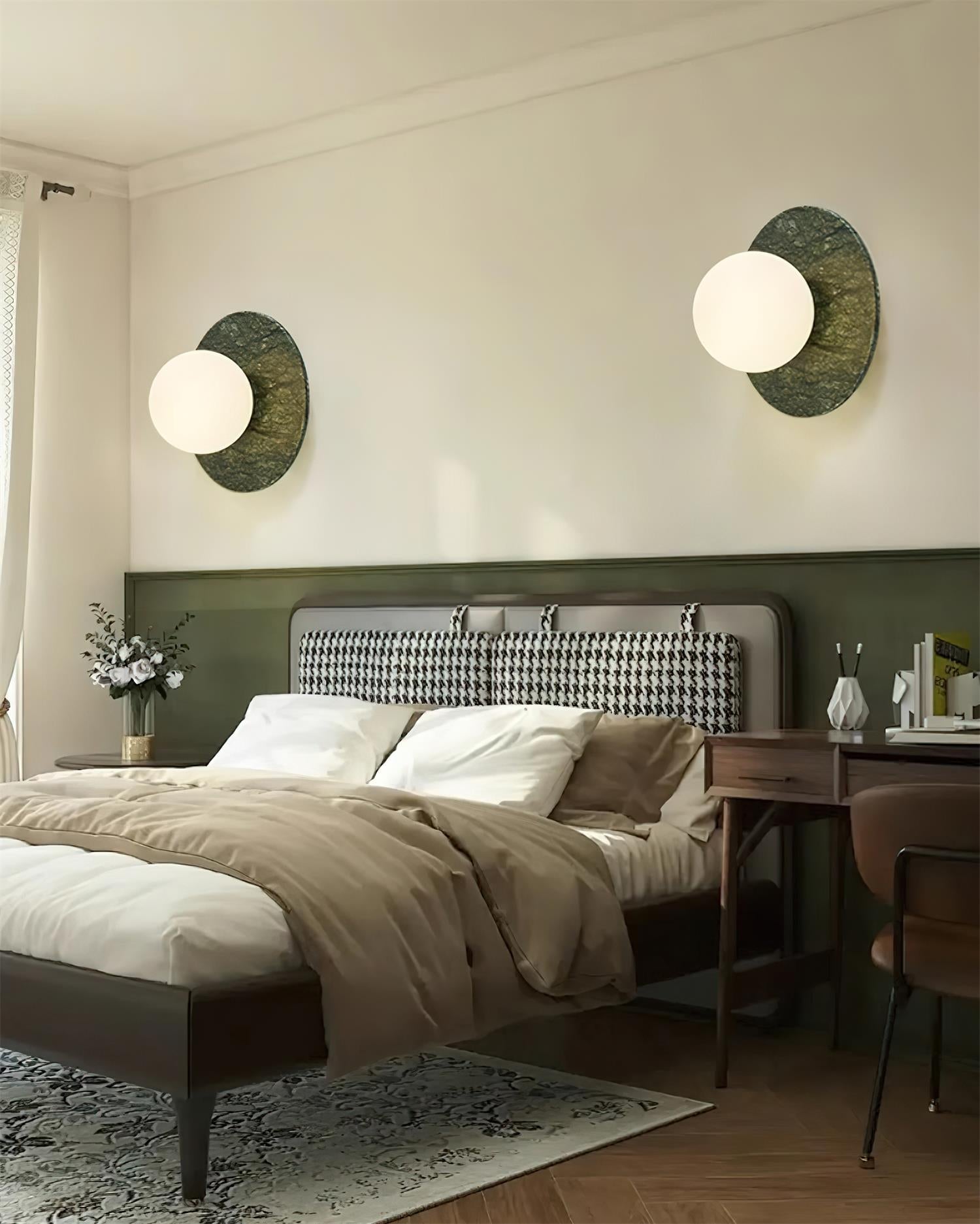 Lámpara de Pared de Mármol Verde con Esfera de Vidrio Opalino – Diseño Contemporáneo y Elegante 3