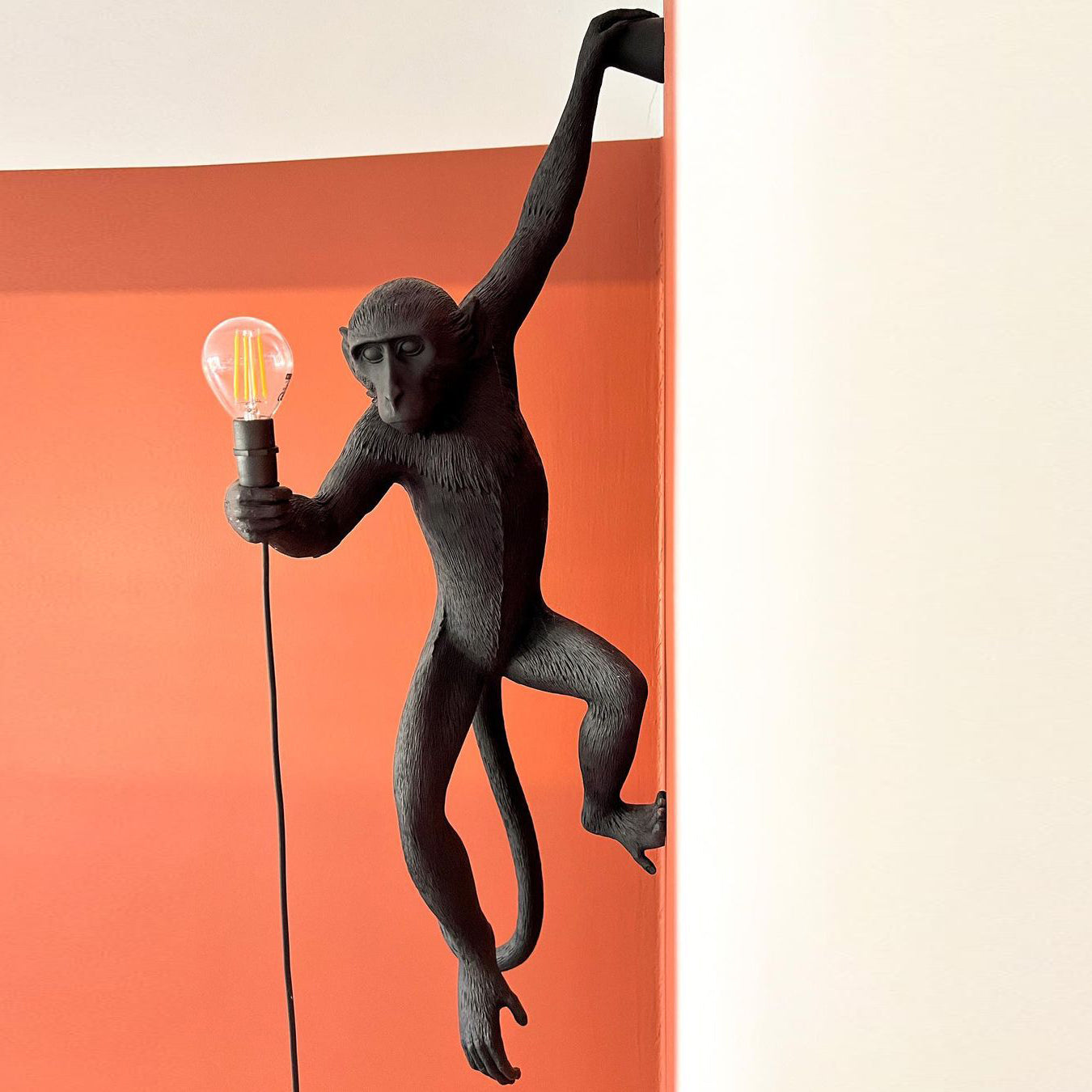 Lámpara de Pared de Mono en Resina y Metal – Estilo Clásico, Color Negro, Dorado y Blanco 2