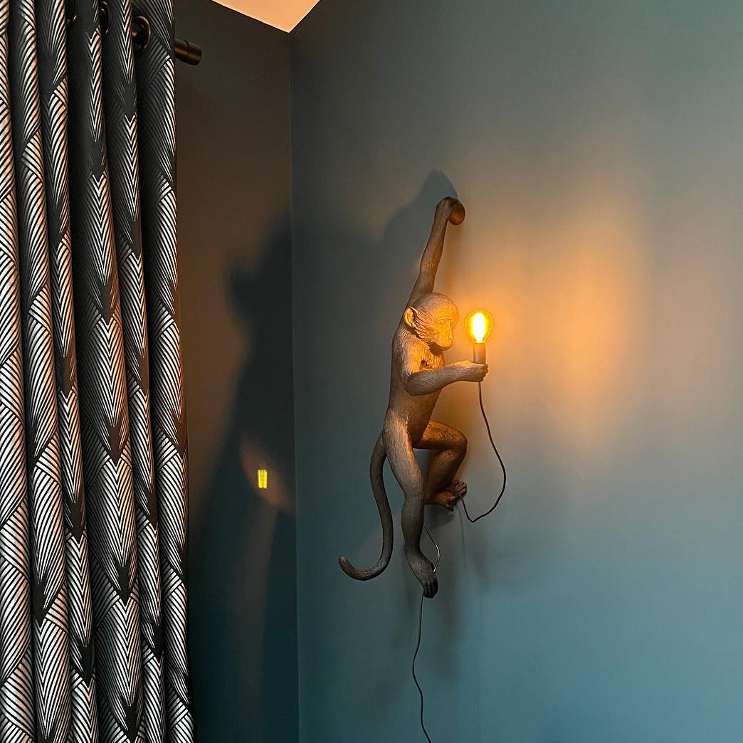 Lámpara de Pared de Mono en Resina y Metal – Estilo Clásico, Color Negro, Dorado y Blanco 3
